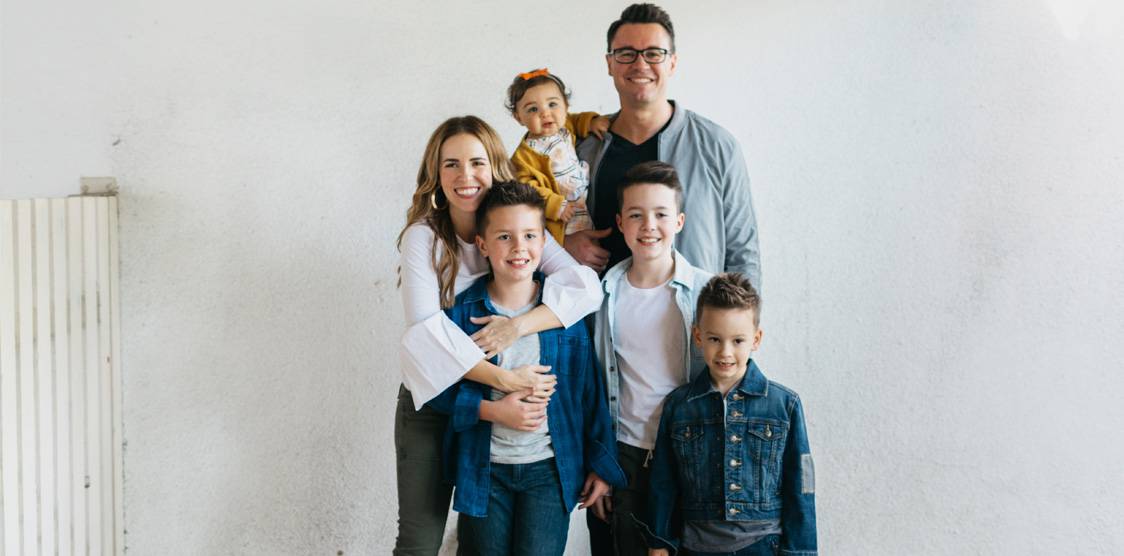 Image of famous blogger, Rachel Hollis with her family