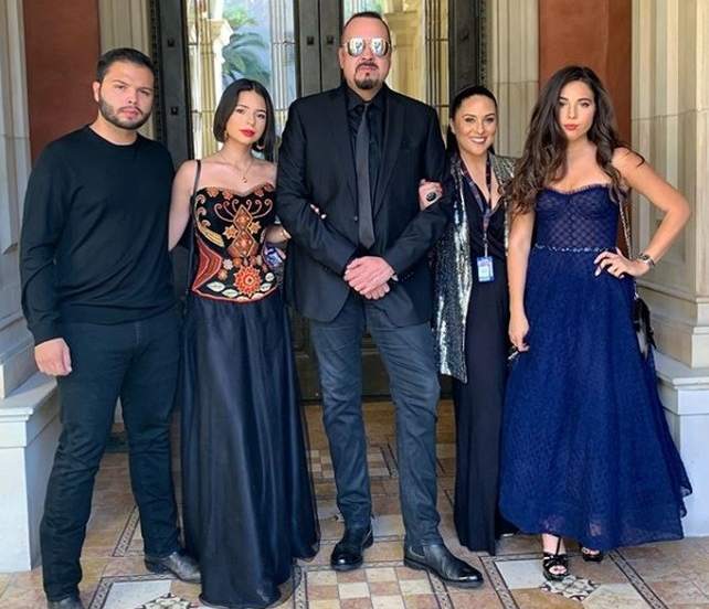 Aneliz Aguilar with her parents and siblings
