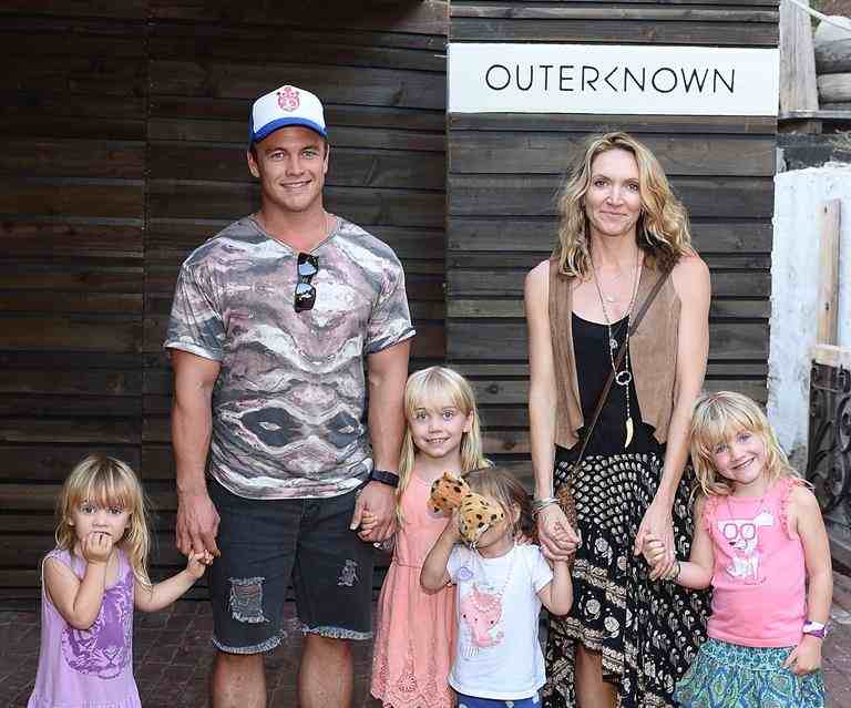 Samantha Hemsworth looking happy with her husband Luke and kids