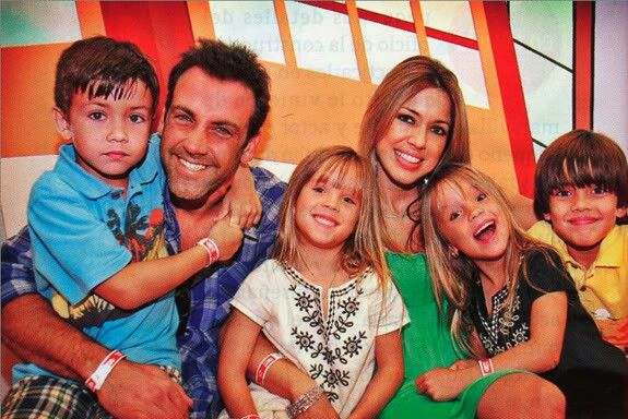 Carlos Ponce with his ex-wife, Veronica and children